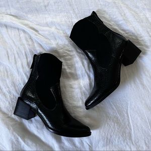 Black THERAPY Chelsea style boots